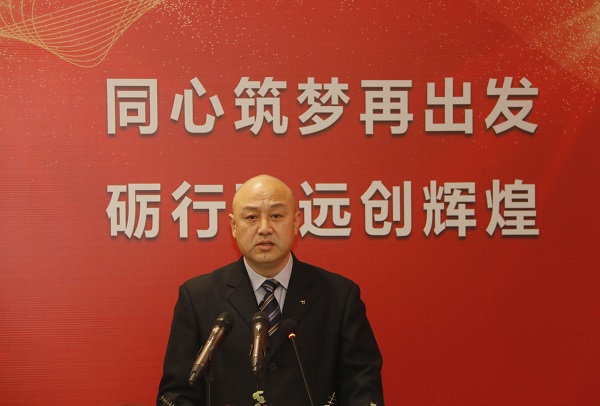 玩球「中国」官方网页版工会主席贾向军宣读《关于表彰2020年度先进单位和先进个人的决定》.jpg