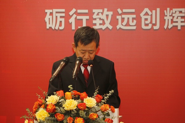 玩球「中国」官方网页版副总经理闫龙广宣读《关于表彰2020年度优秀分包商的决定》.jpg