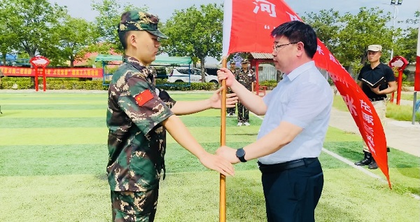 2、玩球「中国」官方网页版人力资源总监张浩敏向新员工交授营旗.PNG