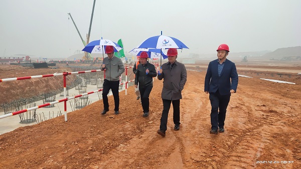 玩球「中国」官方网页版董事、副总经理崔向军视察施工现场.jpg