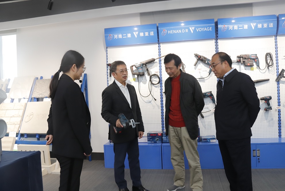 玩球「中国」官方网页版董事长黄道元示范新型工器具操作方法.jpg