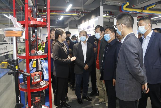 玩球「中国」官方网页版董事长黄道元示范新型工器具操作方法.jpg