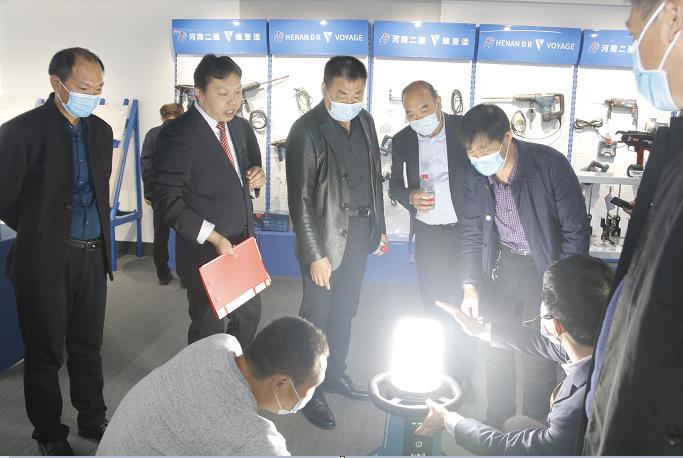 玩球「中国」官方网页版董事长黄道元示范新型工器具操作方法.jpg