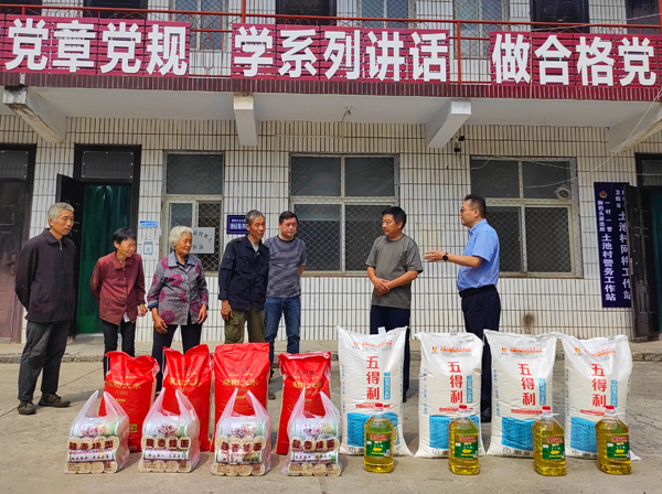 玩球「中国」官方网页版董事、副总经理、分公司经理、党总支书记崔向军一行走进狮豹头乡土池村开展慰问.jpg
