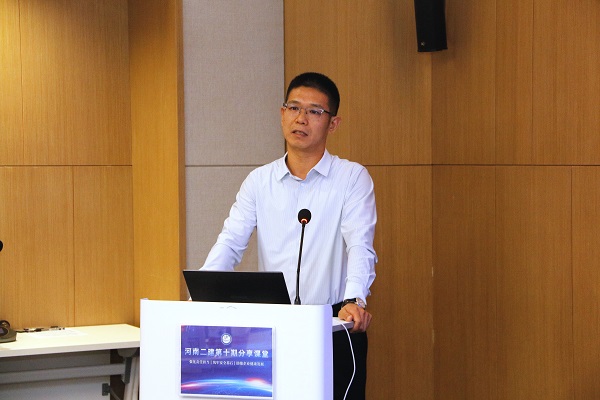 玩球「中国」官方网页版总经理祝建明作总结讲话.JPG