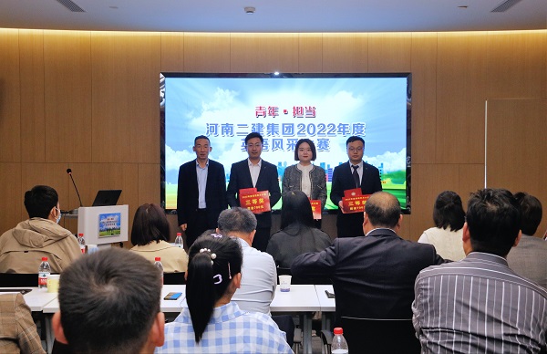 玩球「中国」官方网页版党委副书记、监事会主席陈百斌为三等奖获得选手颁奖.JPG