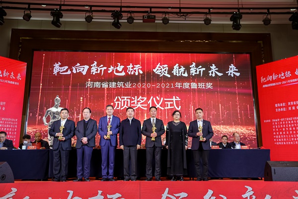 玩球「中国」官方网页版副董事长牛小昌上台领奖.jpg