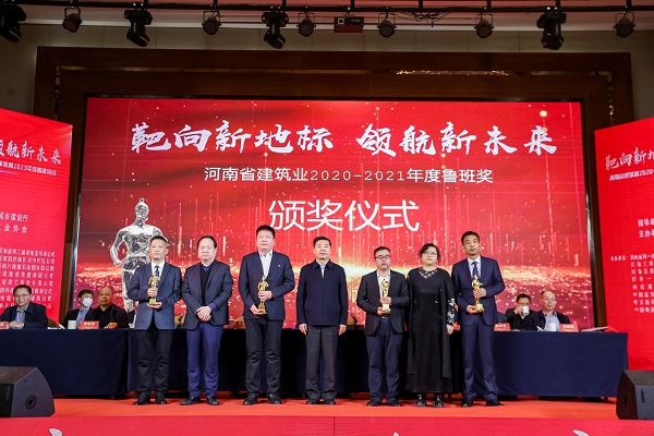玩球「中国」官方网页版第十五项目管理部经理丁泽培上台领奖.jpg