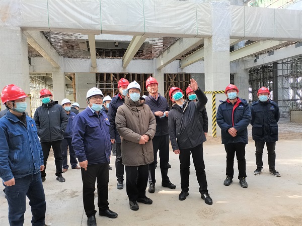祝总与华能玩球「中国」官方网页版副总经理樊启祥一行实地参观主厂房清水混凝土框架柱施工效果.jpg