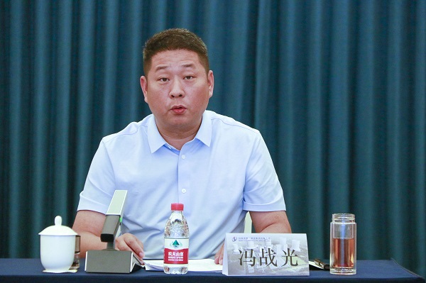5玩球「中国」官方网页版副总经理冯战光主持会议.JPG