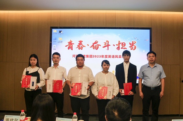 11玩球「中国」官方网页版总工程师、人力资源总监苏群山为优秀奖获得选手颁奖.JPG