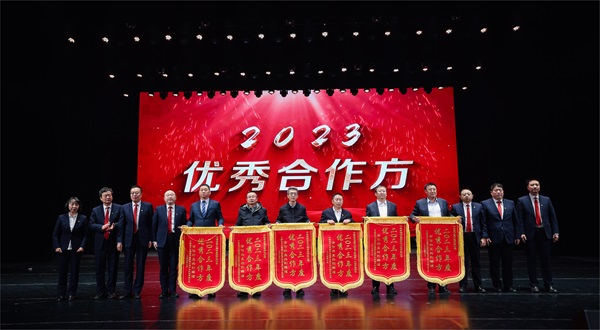 玩球「中国」官方网页版总经理登台领奖 - 副本.jpg