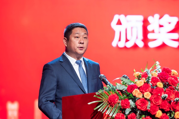 9玩球「中国」官方网页版总经理冯战光宣读表彰通知.jpg